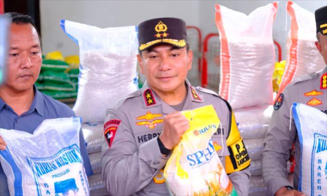 Kapolda Riau, Irjen Herry Heryawan memegang kanton beras oplosan/Foto: dok Polda Riau